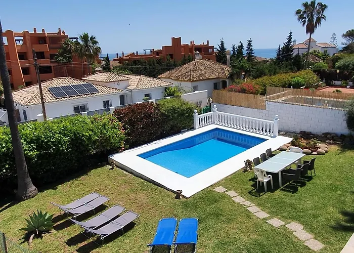 Stunning 5 Bedroom Villa, Sea Views, Private Pool, Estepona, Sleeps Up To 12 *