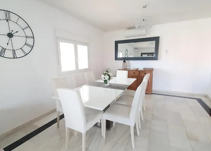 Stunning 5 Bedroom Villa, Sea Views, Private Pool, Estepona, Sleeps Up To 12 Villa Estepona