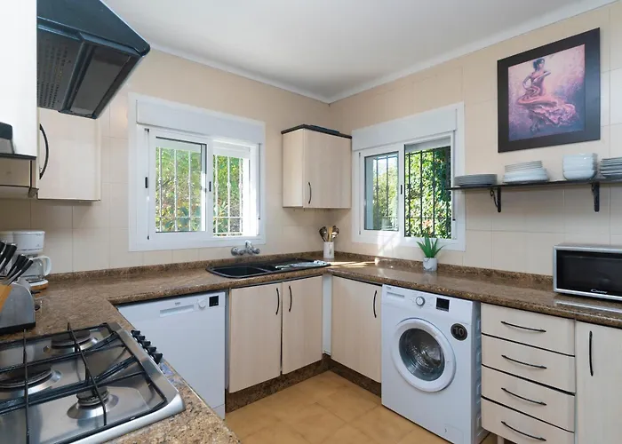 Stunning 5 Bedroom Villa, Sea Views, Private Pool, Estepona, Sleeps Up To 12 * Estepona