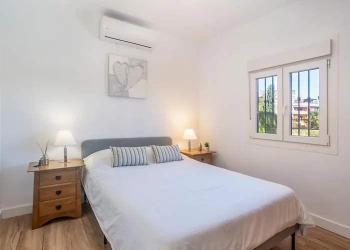 Stunning 5 Bedroom Villa, Sea Views, Private Pool, Estepona, Sleeps Up To 12