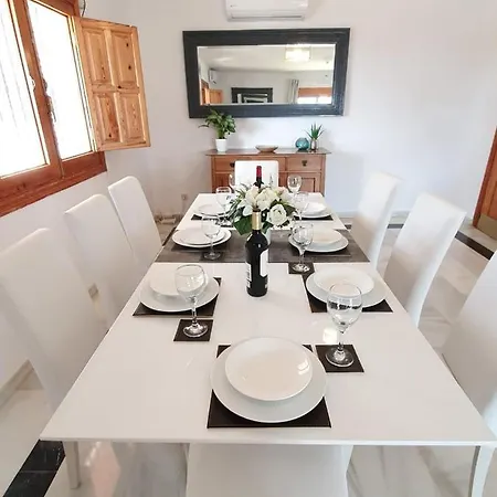 וילה Stunning 5 Bedroom Villa, Sea Views, Private Pool, Estepona, Sleeps Up To 12 אסטפונה