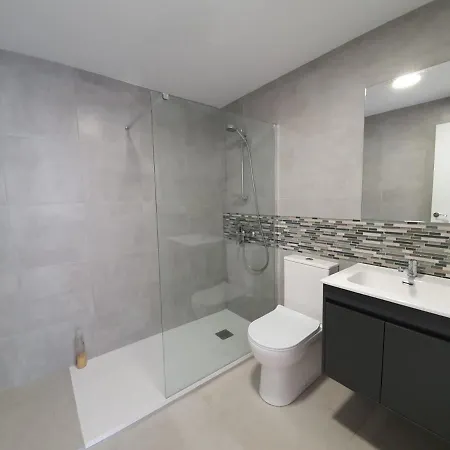 Stunning 5 Bedroom Villa, Sea Views, Private Pool, Estepona, Sleeps Up To 12 וילה *