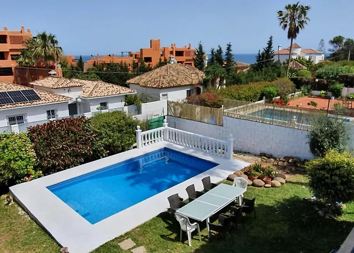 Stunning 5 Bedroom Villa, Sea Views, Private Pool, Estepona, Sleeps Up To 12 *