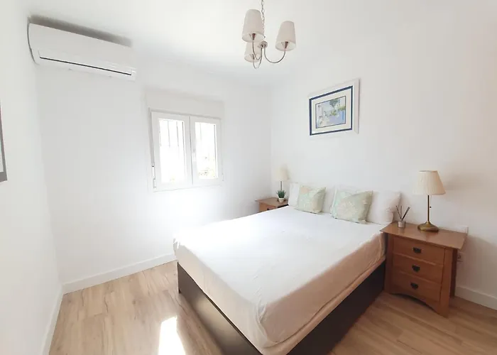 Stunning 5 Bedroom Villa, Sea Views, Private Pool, Estepona, Sleeps Up To 12 *