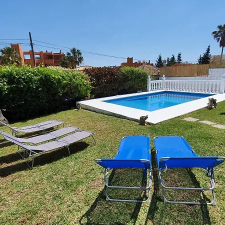 Stunning 5 Bedroom Villa, Sea Views, Private Pool, Estepona, Sleeps Up To 12 ヴィラ