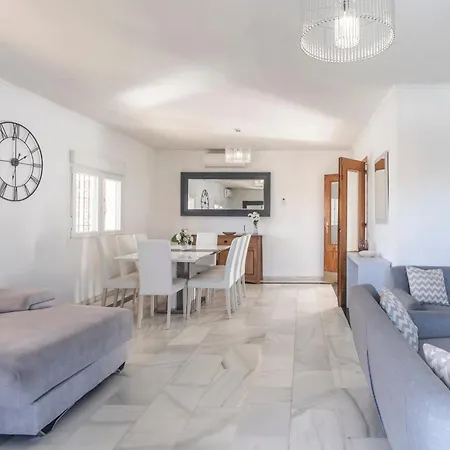 Stunning 5 Bedroom Villa, Sea Views, Private Pool, Estepona, Sleeps Up To 12 ヴィラ *