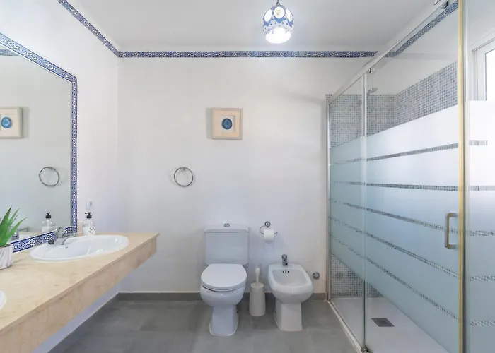 Stunning 5 Bedroom Villa, Sea Views, Private Pool, Estepona, Sleeps Up To 12 ヴィラ *