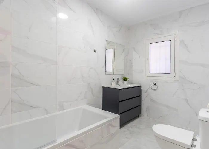 Stunning 5 Bedroom Villa, Sea Views, Private Pool, Estepona, Sleeps Up To 12 ヴィラ *